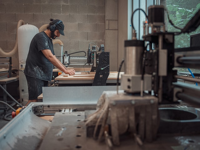 duplex studio workshop with Hippolite working on a Mekanika Pro while 3 other Pro our working in the background