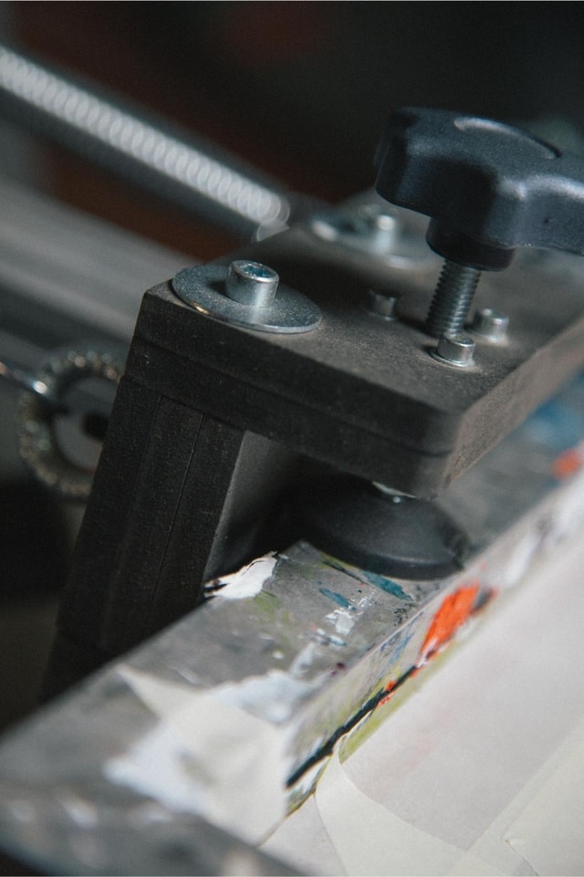 Mekanika Screen printing monochrom press close up on the screen clamping system