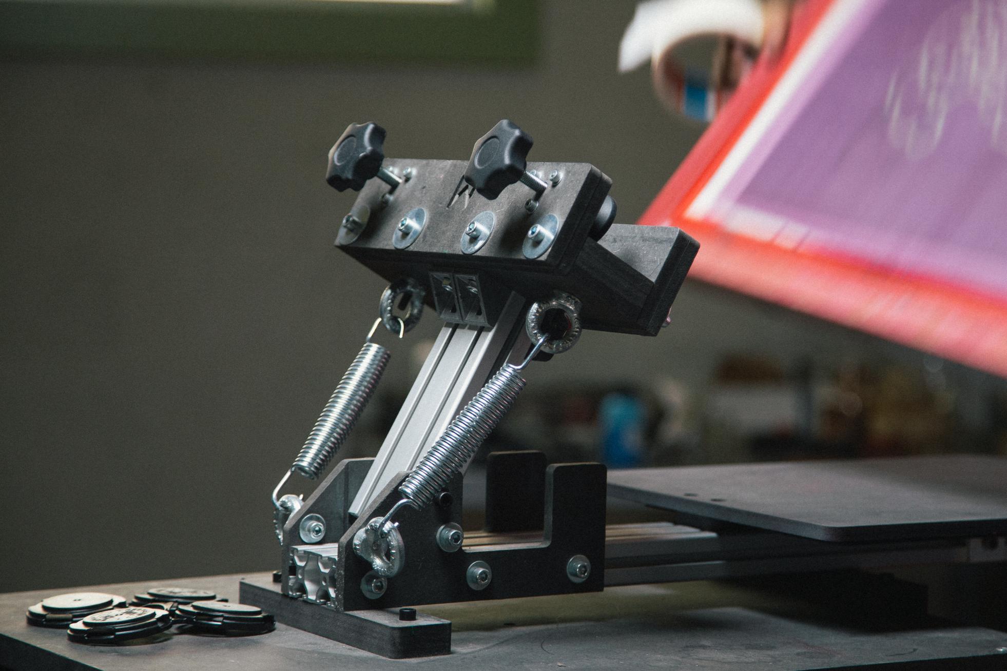 Mekanika Screen printing monochrom press close up on lifting arm