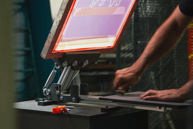 mekanika screen printing press being prepared to print