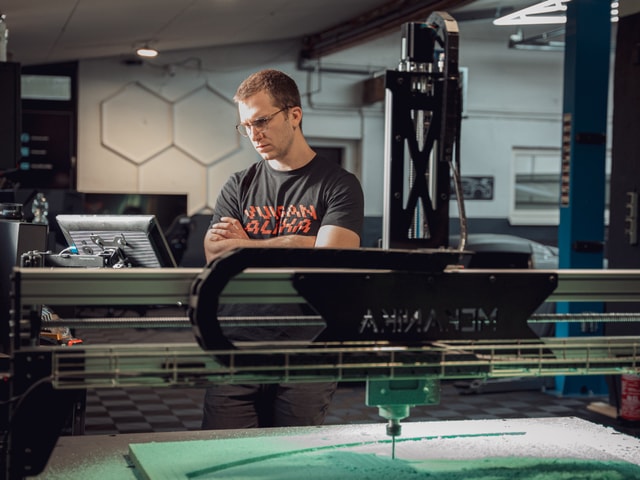 Vulcan Alpha watching the screen of his Mekanika Fab while 3D carving foam