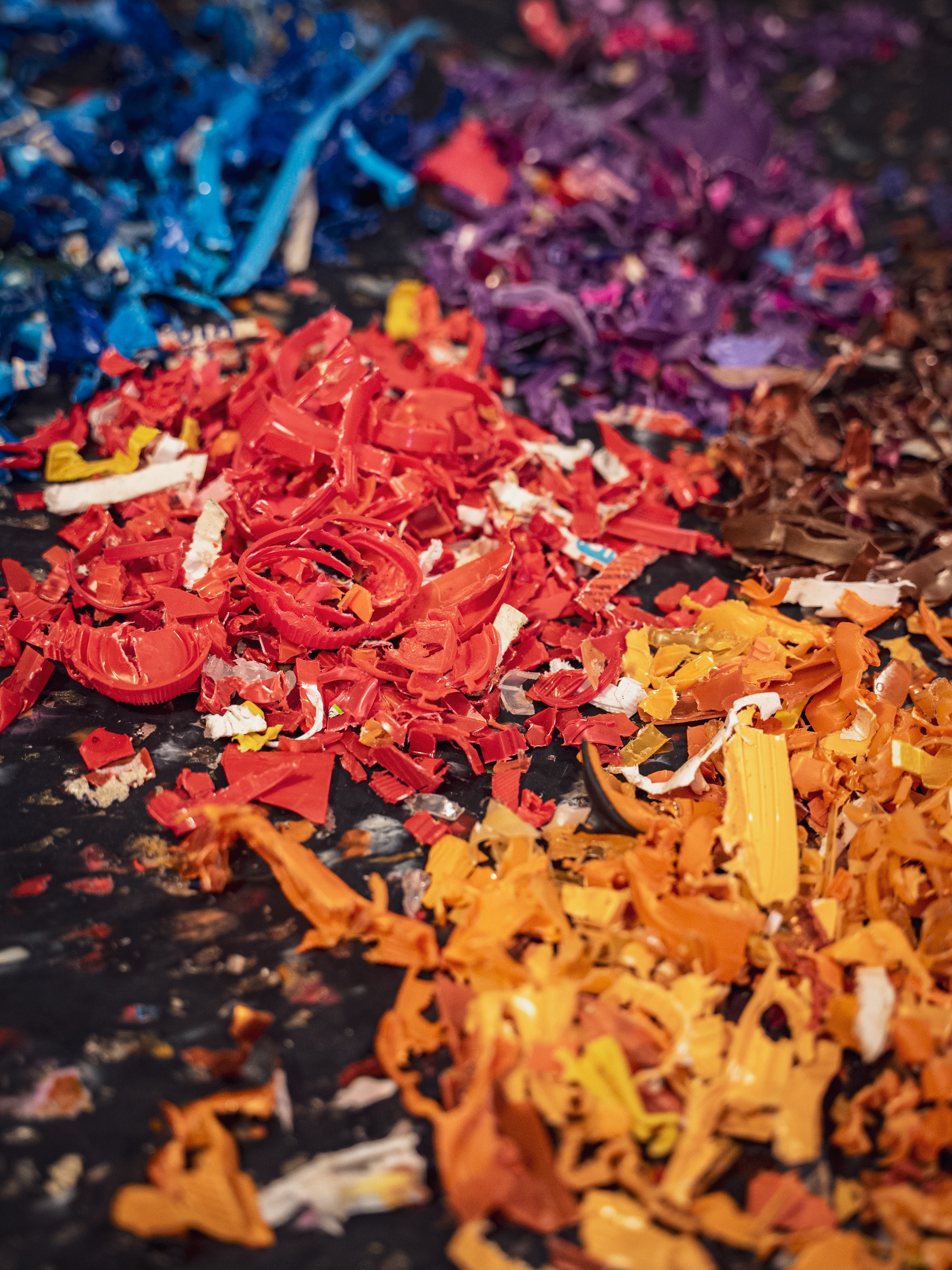 Colored HDPE plastics chips to make recycled panels
