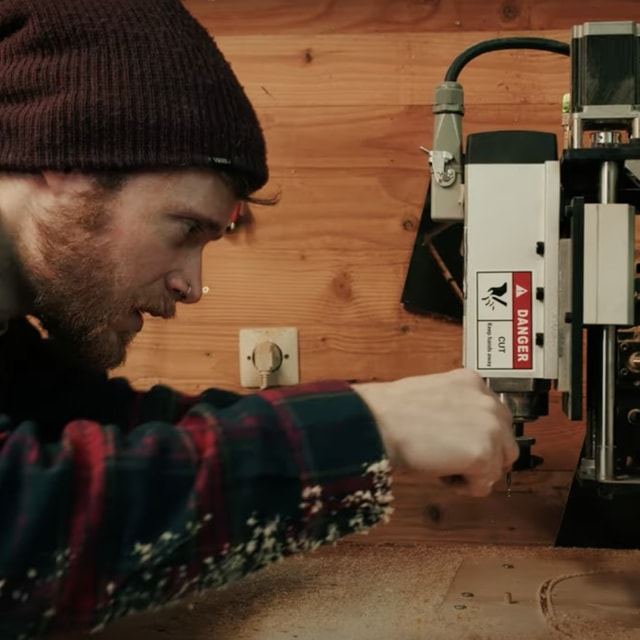 focus on a Mekanika user tightening a collet on its spindle 