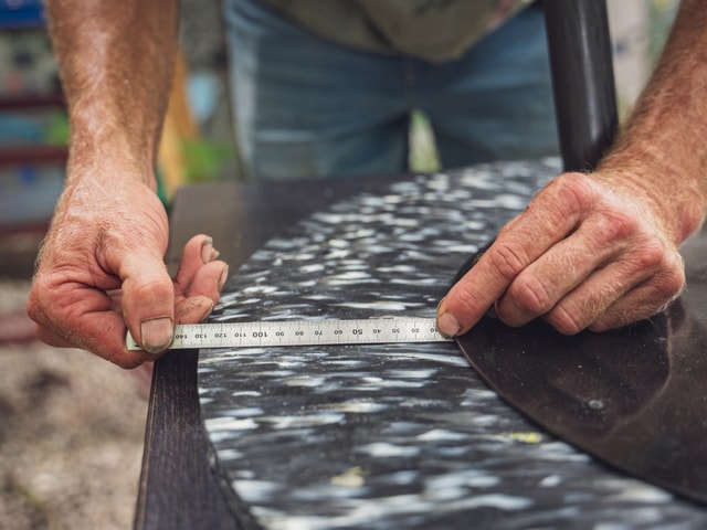 Measuring the margin the fix the foot of a table made of recycled plastics