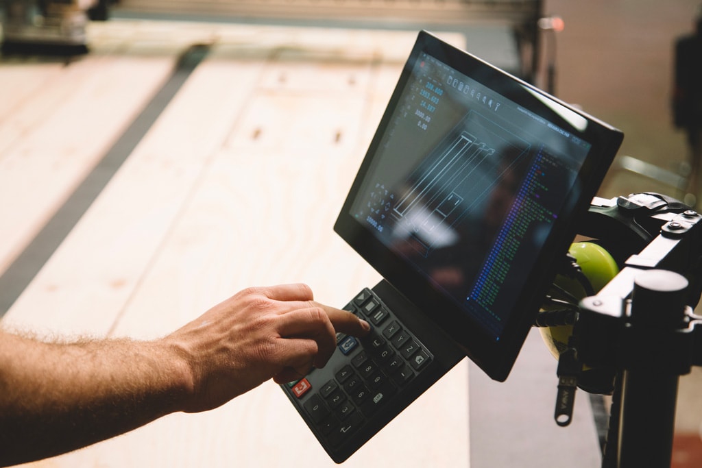 a user moving the CNC machine thanks to the keypad and the expandable touch interface